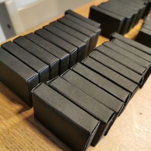 Lot de petites boîtes noires