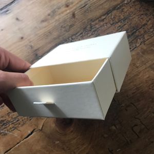Petite boîte en carton à tiroir