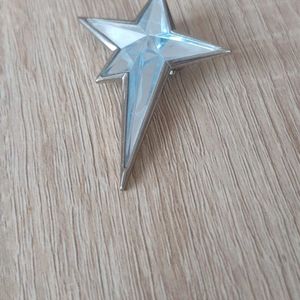 Petite broche en forme d'étoile