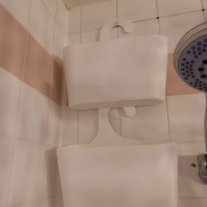 Étagères plastiques blanches salle de bain