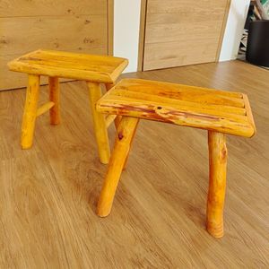2 petites tables en bois