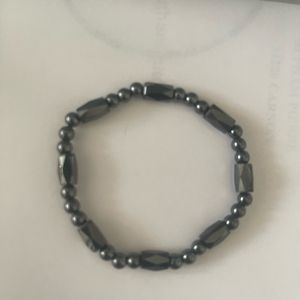 Un bracelet 