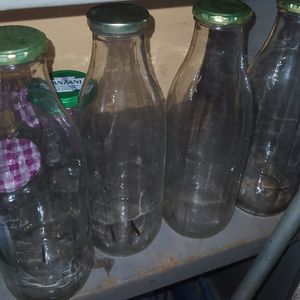 4 bouteilles en verre 