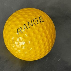 Une balle de golf jaune