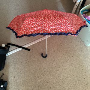 Parapluie rouge à fleurs 