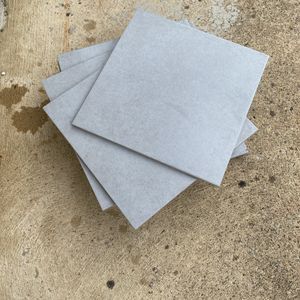 13 carreaux carrelage gris 30x30 cm