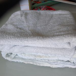 2 serviettes bébés à capuches
