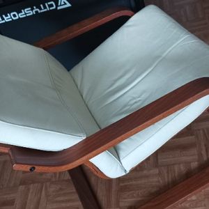 Grand fauteuil  en cuir blanc crème et bois foncé