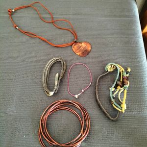 Lot bracelets et collier