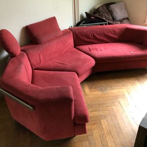 Canapé rouge en trois parties