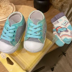Chaussures bébé 3/6mois et chaussettes