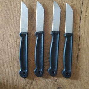 4 petits couteaux 