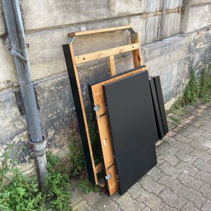 Table rectangulaire noire en bois