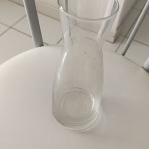 Vase en verre transparent.