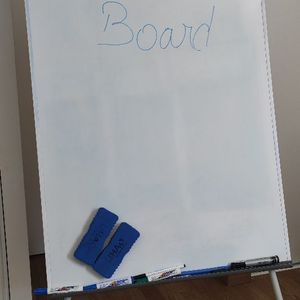 Tableau blanc et paperboard avec chevalet 