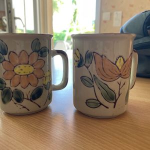 Deux mugs en grès