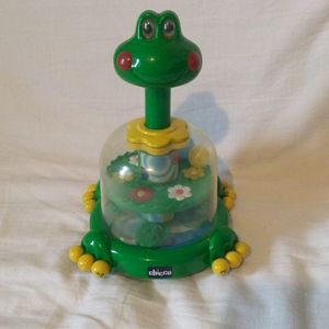 Jouer enfant premier âge grenouille 