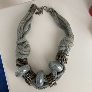 Collier gris en corde et céramique