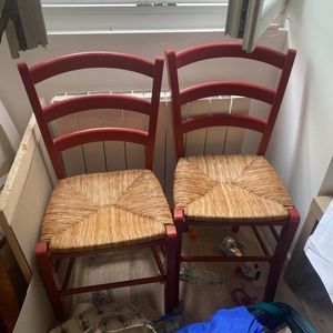 Lot de deux chaises en bois