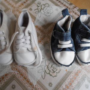 Donne  2 paires de chaussures pour bébé 