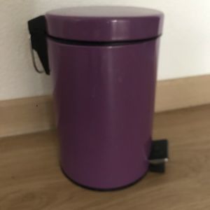 Petite poubelle violette 