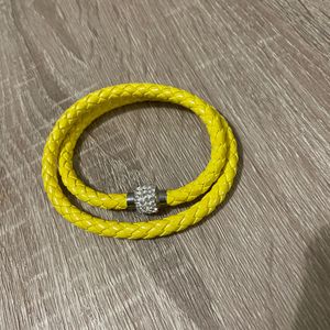 Bracelet jaune éblouissant