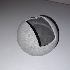 Petit pot sphérique gris en béton