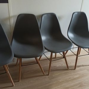 4 chaises en plastique