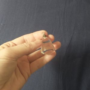 Un pendentif en cristal 