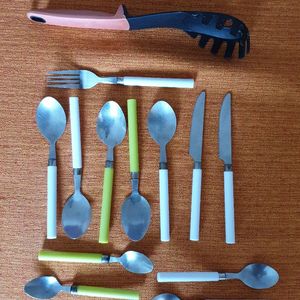 Couteaux, grandes et petites cuillères, fourchette