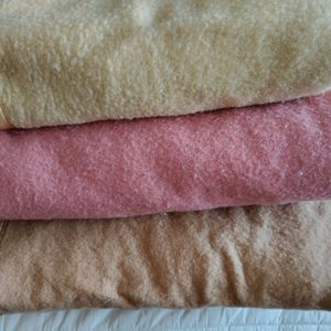 3 très anciennes couvertures 100% laine bon état 