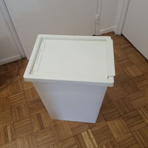 Bac IKEA blanc poubelle ou rangement 
