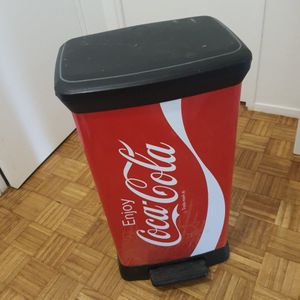 Poubelle avec logo coca cola 