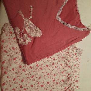 Pyjama mauve et fleurs T 54