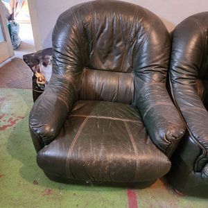 2 fauteuils et 1 canapé en cuir 