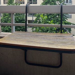 Table accrochée pour balcon 