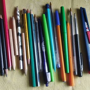 lots crayons et stylos divers 