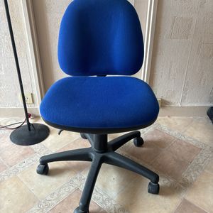 Chaise de bureau bleue 