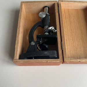Donne microscope jusqu’à x300