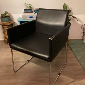 Deux fauteuils en faux cuir IKEA