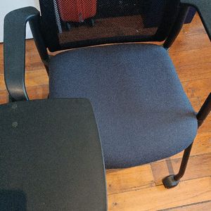 Chaise noire de bureau, table rabattable 