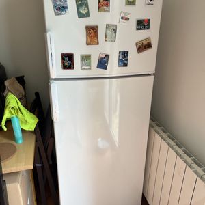 Donne réfrigérateur (avec congélateur séparé)