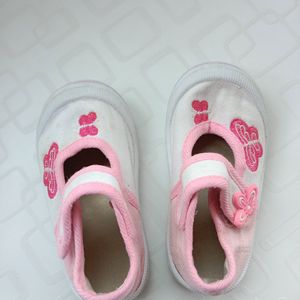 Petite chaussures rose papillon 