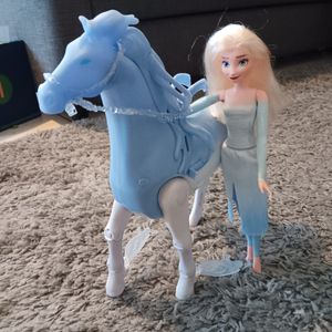 Barbie reine des neiges et son cheval