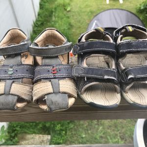 2 paires de sandales taille 22 dont 1 Kickers