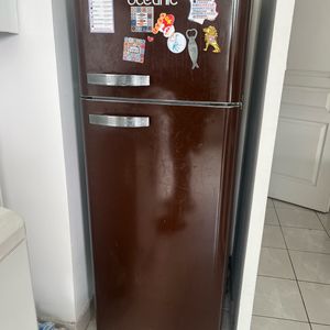 Réfrigérateur à donner (état moyen) merci 