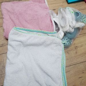 2 serviettes à langer + chaussons