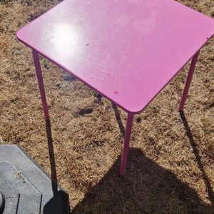 Table rose pour enfant de jardin