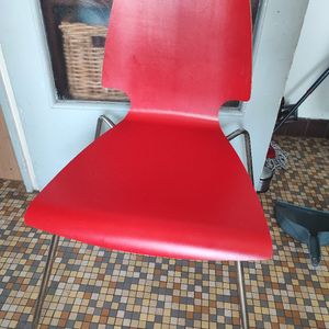 Une chaise rouge
