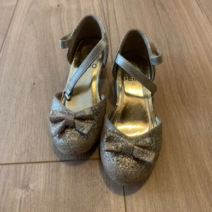 Chaussures à petit talon dorées taille 28